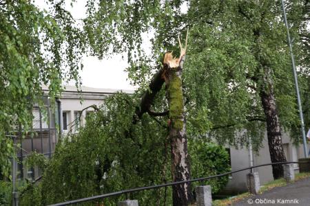 Neurje z vetrom podiralo drevesa in odkrivalo strehe (8)